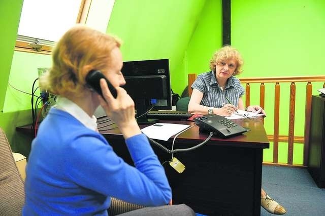 Bożena Wankiewicz (na zdjęciu z prawej, podczas dyżuru w naszej redakcji) wyjaśniła, że ZUS dostał wniosek o zmianę numeru rachunku już po zamknięciu terminu płatności Fot.: G. Olkowski
