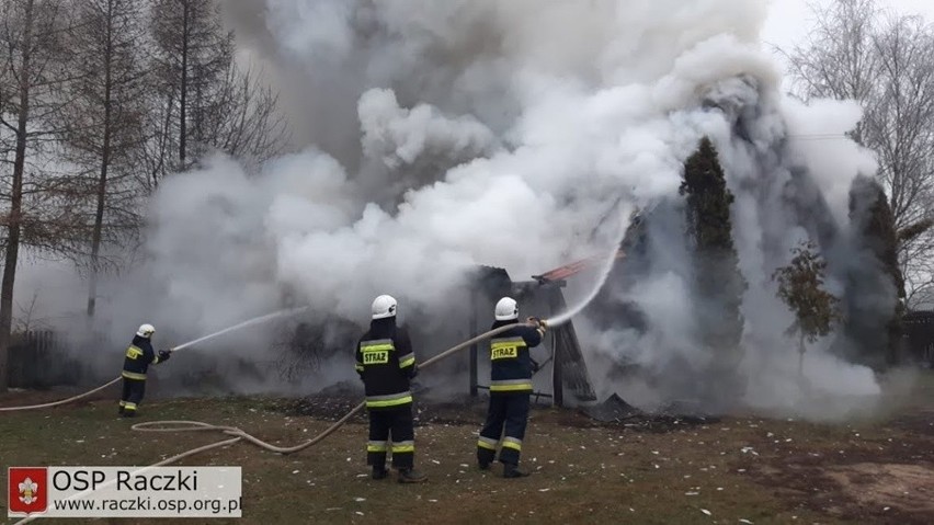 Rabalina. Osiem zastępów straży pożarnej gasiło pożar domu. Mężczyzna poparzony [ZDJĘCIA]