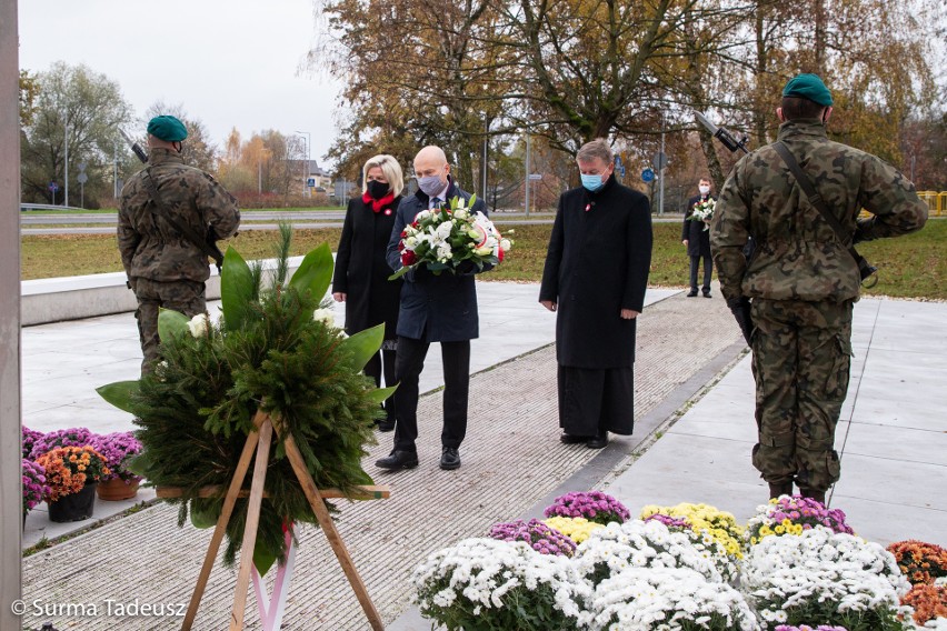 Stargard. 102. rocznica odzyskania niepodległości przez Polskę. Złożenie kwiatów pod pomnikiem patriotycznym i msza za Ojczyznę w kolegiacie