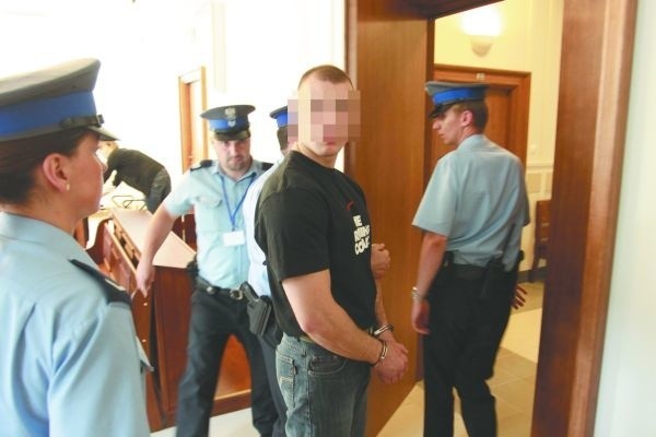 Sąd nie uwierzył w tłumaczenia 22-letniego Dawida D. i uznał, że to on zadał Jarosławowi śmiertelny cios. Po ogłoszeniu wyroku oskarżony wrócił do aresztu.