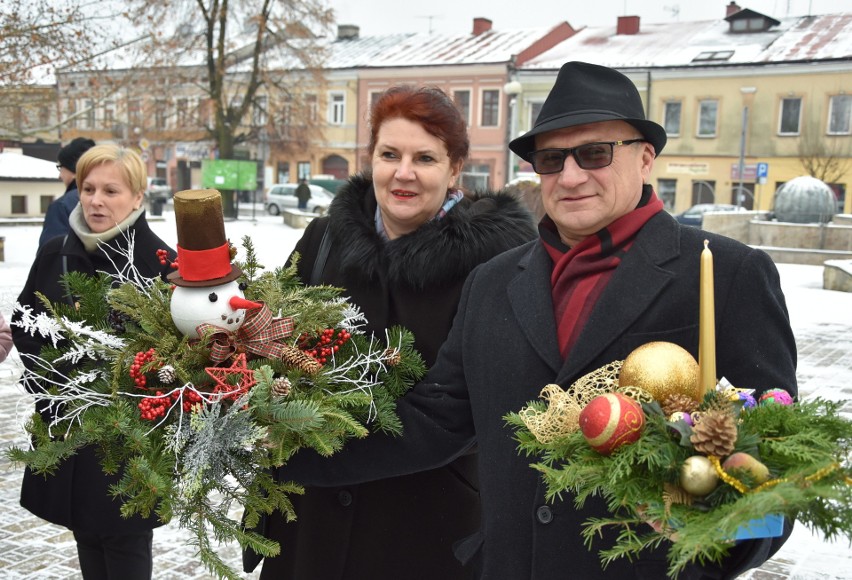 Kiermasz bożonarodzeniowy na rynku w Chmielniku. Była też prezentacja Straży Miejskiej [ZDJĘCIA]