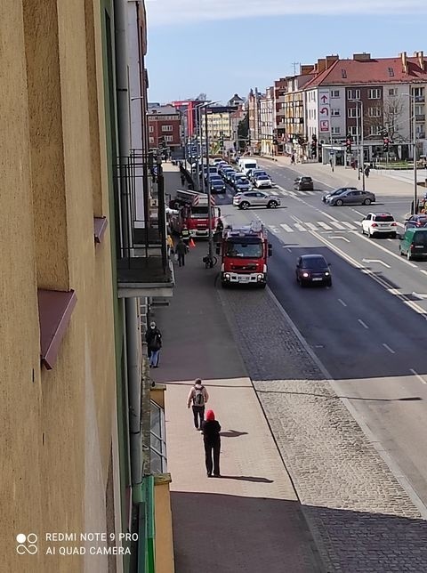 Zerwany baner w centrum Koszalina