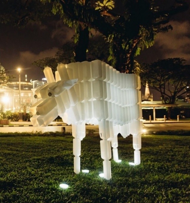 Milk Bottle Cows, BP Loh, Singapur...