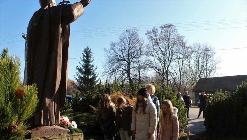 Święto Niepodległości w gminie Czarnocin przez dwa dni. W szkole, kościele oraz miejscach pamięci [ZDJĘCIA]  