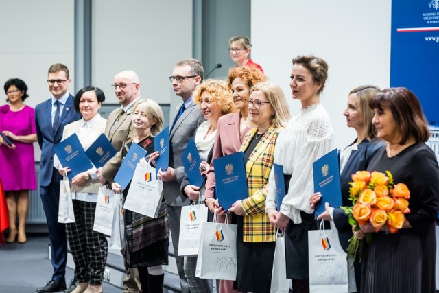 W czasie uroczystości, którą zorganizowało Kuratorium Oświaty w Bydgoszczy, dyrektorzy 65 szkół ponadpodstawowych z województwa kujawsko-pomorskiego, odebrali gratulacje za sukcesy ich placówek w 26. Rankingu Liceów i Techników Perspektywy 2024.