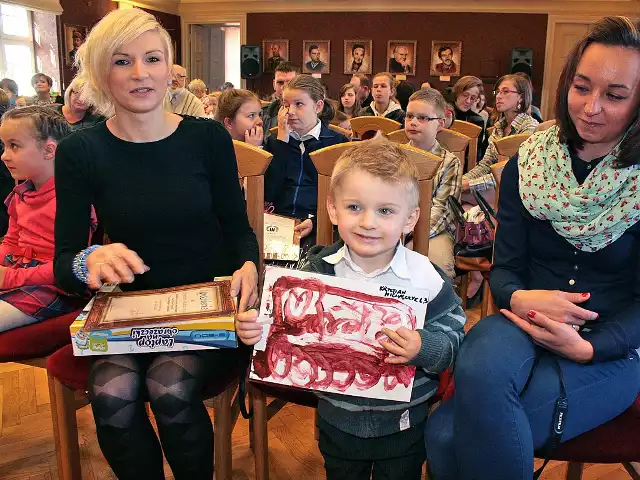 Przedszkolakowi, Krystianowi podczas wręczania nagród towarzyszyła mama, Alicja Michalczyk. Maluch otrzymał m.in. minilaptopa.