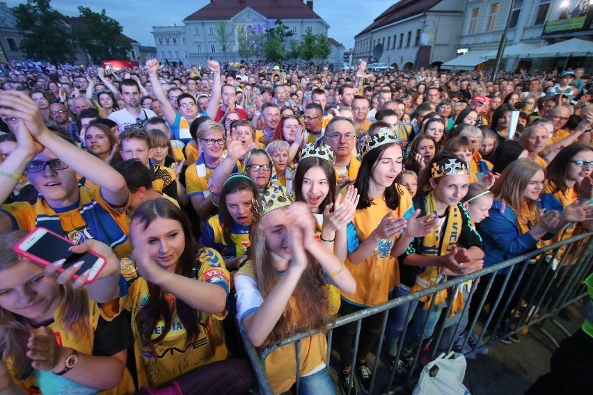 Wielka feta Vive Tauronu w Kielcach na Rynku. Tysiące kibiców dziękowały naszym potrójnym mistrzom