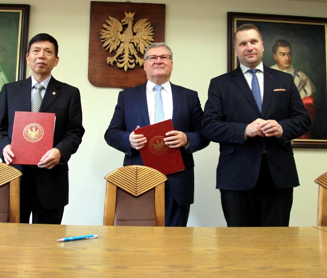 Rektor Andrzej Drop podpisał w środę umowę dotyczącą kontynuacji współpracy z chińską uczelnią 