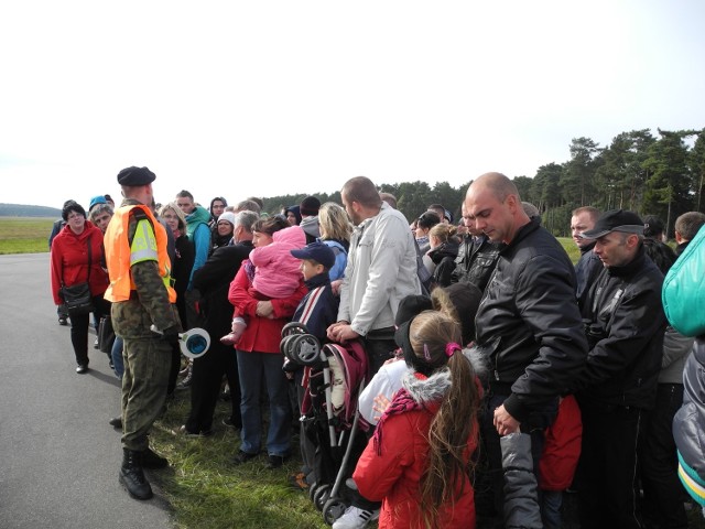 Kilka tysięcy osób przyjechało zobaczyć jednostkę Lotnictwa Marynarki Wojennej w Siemirowicach. Tak duże zainteresowanie trochę przerosło wojskowych, ale stanęli na wysokości zadania.