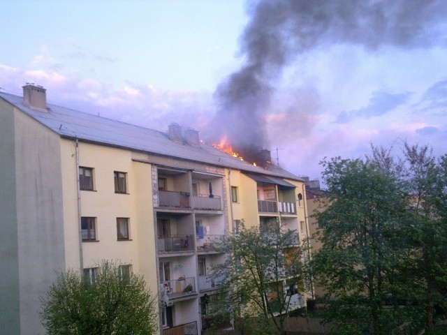 Pożar bloku przy ul. Rejtana w Pyrzycach.