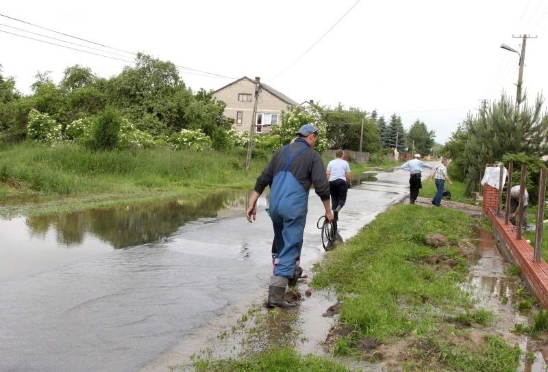 Blisko dobę po nawałnicy nadal główne drogi w Janikowie były...