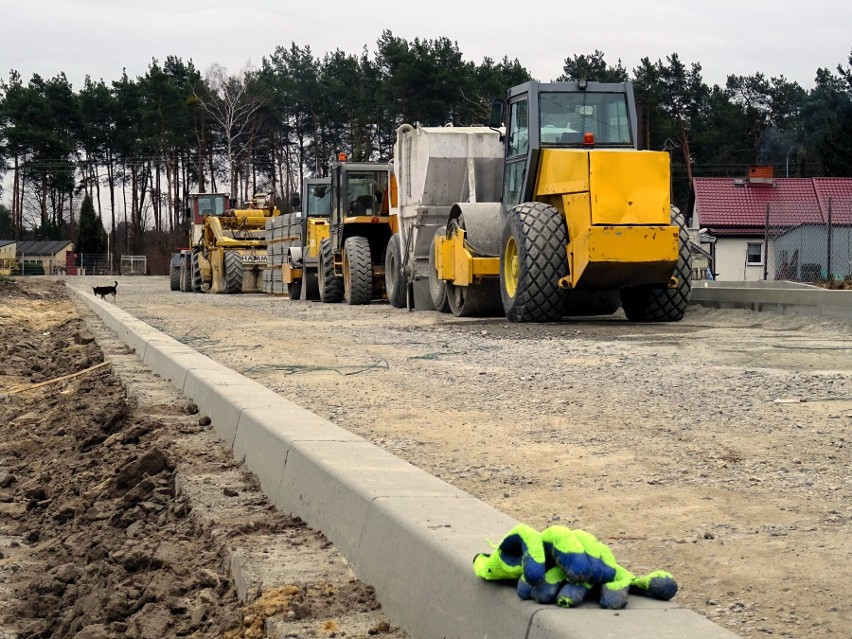 Nowe drogi na Wólce Klwateckiej mają już wykonaną podbudowę,...