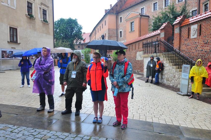 Z Wawelu ruszyła Piesza Pielgrzymka Krakowska. Pątnicy z regionu przez sześć dni będą szli na Jasną Górę [ZDJĘCIA]