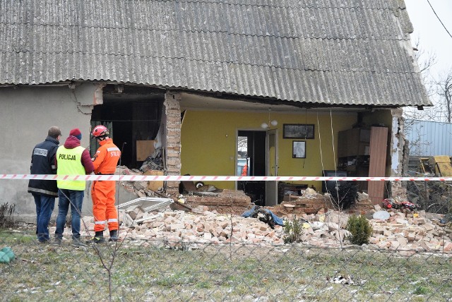 Prawdopodobnie rozszczelnienie butli z gazem było przyczyną wybuchu, który zniszczył jednorodzinny dom w Kołodziejewie. Jedna osoba została poszkodowana. Trafiła do szpitala. W akcji ratowniczej uczestniczyli strażacy ochotnicy i zawodowa straż pożarna z Inowrocławia. Wezwano też specjalistyczną jednostkę straży pożarnej z Chełmży, specjalizującą się w poszukiwaniach osób w gruzowiskach. Dom nie nadaje się do zamieszkania. Pomoc poszkodowanemu zaoferowały władze Janikowa.