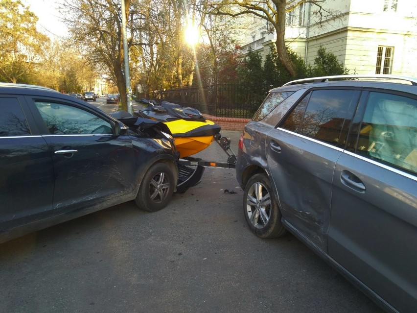 Wypadek mercedesa wiozącego skuter wodny we Wrocławiu...