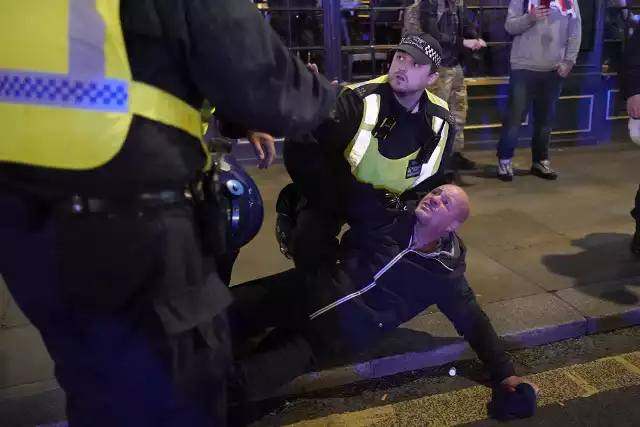 Londyńska policja: Ekstremalna przemoc ze strony prawicowych demonstrantów wobec policji była niezwykła i głęboko niepokojąca.
