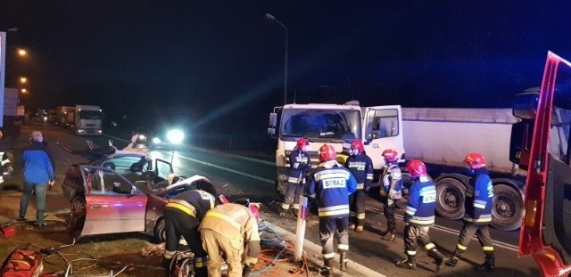 Wypadek w Starachowicach. Zderzyły się ciężarówka i auto osobowe.  [ZDJĘCIA]