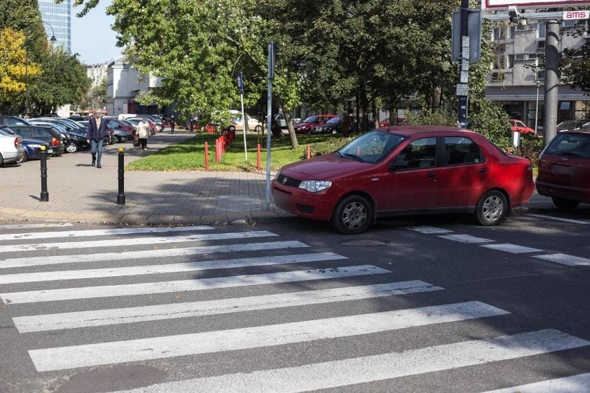 Warszawa: Mistrzowie parkowania [ZDJĘCIA] Tylko oni potrafią rozwalić słupek i zastawić wejście