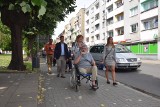 Niepełnosprawni zabrali burmistrza i starostę na spacer po Prudniku. Żeby pokazać bariery