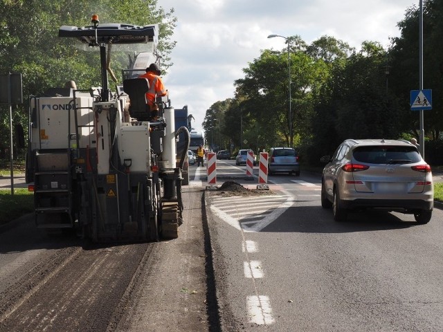 Obecnie kończą się roboty związane z frezowaniem pierwszej warstwy asfaltu na ul. Traugutta i będzie frezowana warstwa druga