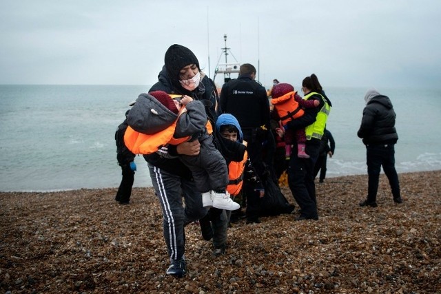 Nielegalni migranci przybywający na Wyspy są ogromnym problemem dla brytyjskich władz.