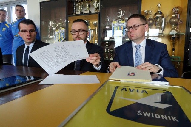 Na zdjęciu Michał Piotrowicz, zastępca burmistrza Świdnika (z prawej) i Łukasz Reszka, nowy prezes MKS Avia