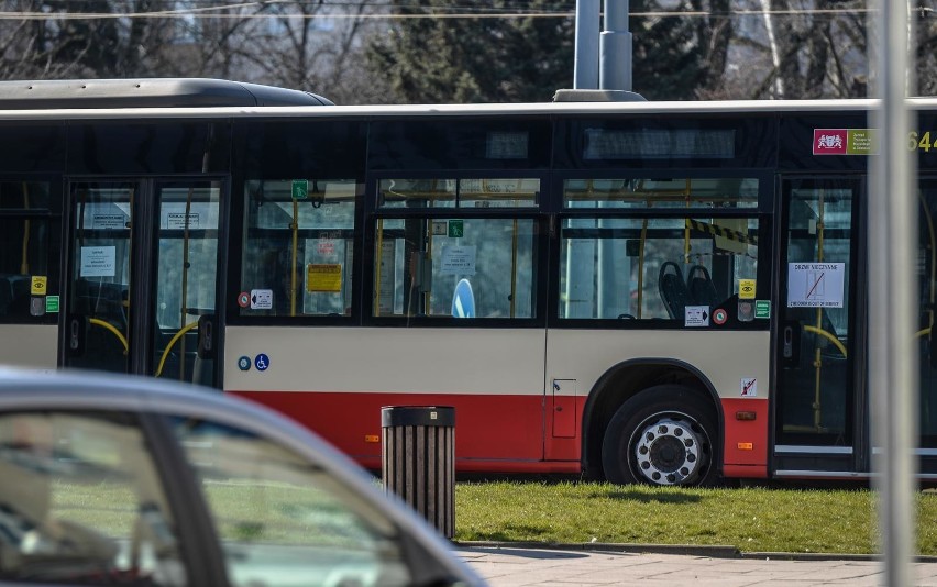 Pożar autobusu komunikacji miejskiej przy ulicy Smoluchowskiego w Gdańsku. Tymczasowo zmienione trasy 