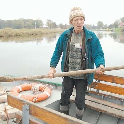 Podjeżdża taki samochód i szuka przeprawy - opowiada przewoźnik z Bytomia Odrzańskiego Stanisław Hruświcki. - Przecież na tę łódeczkę go nie wezmę.