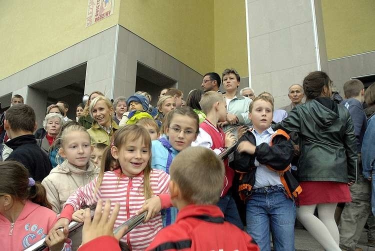 Tlumy wiernych przywitaly relikwie św. Dominika Savio, które...