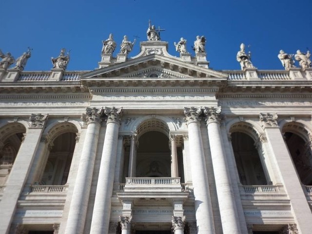 Lateran wybudowany został około 320 roku przez Cesarza Konstantyna i podarowany wraz z pałacem kościołowi rzymskiemu.