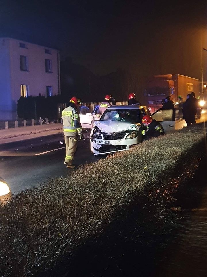 Wypadek w Kętach na drodze krajowej 52. W zderzeniu dwóch samochodów osobowych ranna została jedna osoba