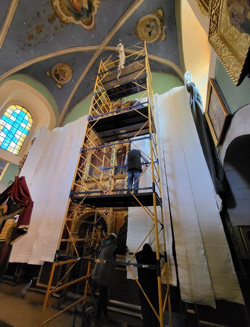 Zabezpieczanie ikonostasu w cerkwi św. Paraskiewy we Lwowie