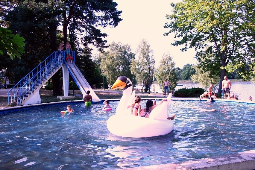 Na plażach zalewu Rejów w Skarżysku mnóstwo gości z całej okolicy. Miłośnicy plażingu wykorzystali ostatnie chwile pięknej pogody [ZDJĘCIA]