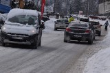 Oblężenie Szczyrku nie tylko w weekend. Ogromne kolejki w Szczyrk Mountain Resort. Najazd turystów na Beskidy. Jest apel władz