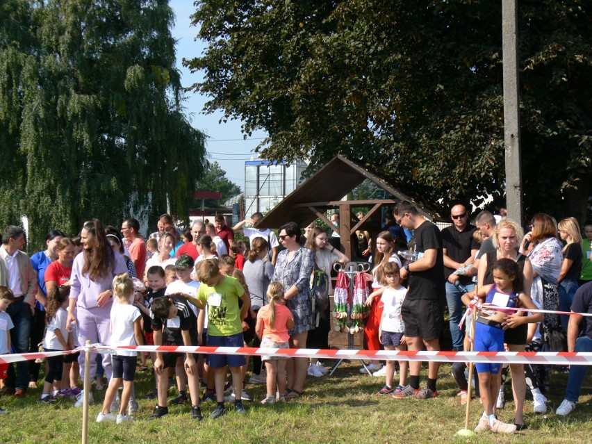 Ponad 160 dzieci i młodzieży pobiegło po medale w VI Biegu o Kryształowe Jabłko Wójta Gminy Obrazów. Zobacz zdjęcia