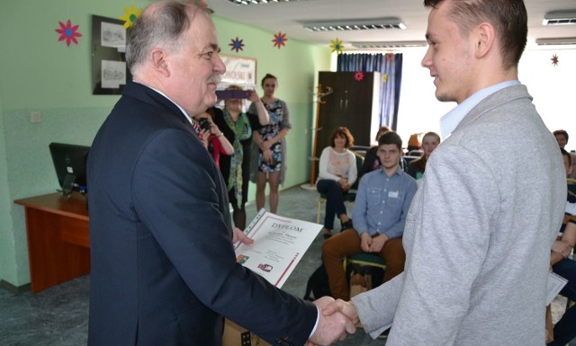 Starosta Janusz Zarzeczny wręcza nagrodę głównemu zwycięscy Mateuszowi Płeszce z „budowlanki”.
