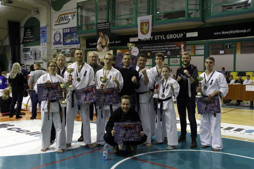 Osiem medali krakowskich i wielickich karateków w Krośnie 