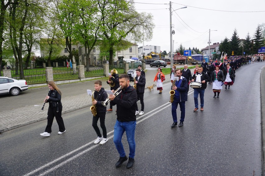 Święto Konstytucji 3 Maja 2023 w Koprzywnicy. Piękna uroczystość z orkiestrą i sztandarami. Mamy dużo zdjęć