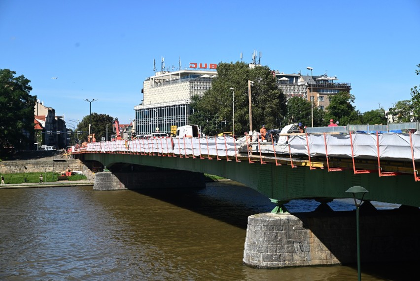 Trwają prace związane z modernizacją mostu Dębnickiego.