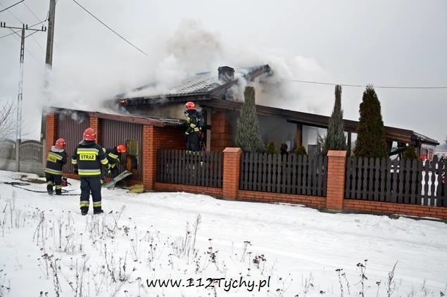 Pożar garaży w Bieruniu: Wewnątrz były butle z gazem. Zamarzły hydranty [ZDJĘCIA]