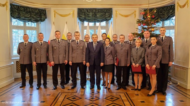 Prezydent Tadeusz Truskolaski nagrodził białostockich policjantów. "W imieniu białostoczan bardzo dziękuję za waszą służbę" (zdjęcia)