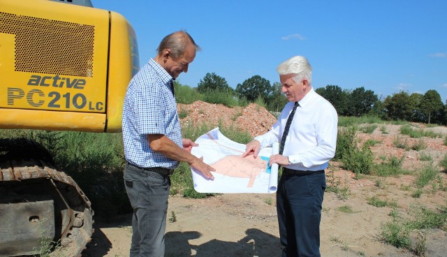 Burmistrz Jan Leszek Wiącek spotkał się w środę z Henrykiem Kaczorowskim. Usłyszał zapewnienie, że już w przyszłym roku fabryka rozpocznie produkcję i zatrudni kilkaset osób.