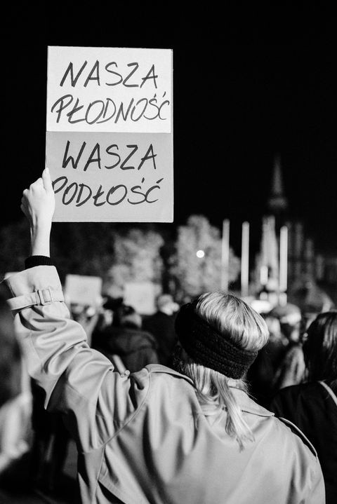 Około 2 tys. osób pojawiło się w piątek wieczorem na pl....