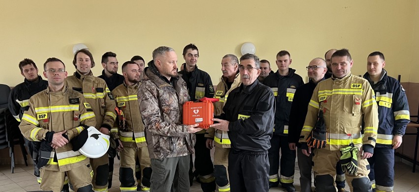 Nowoczesny defibrylator dla Ochotniczej Straży Pożarnej w Odrowążu. Urządzenie przekazał przedsiębiorca Stefan Sikora