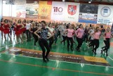 I LO w Puławach. Sto osób tańczyło zumbę na setne urodziny szkoły (ZDJĘCIA)