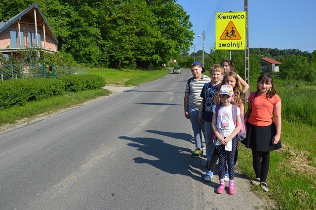 Od lewej: Dawid, Szymon, Nina, Małgosia, Zuzia i Wiktoria nie czują się bezpiecznie w drodze do szkoły. Tu potrzebny jest chodnik