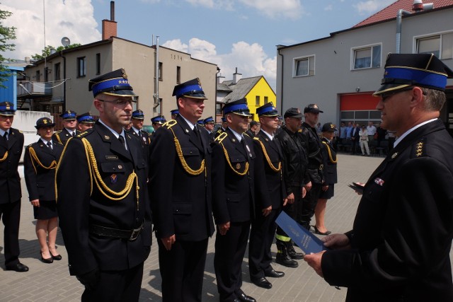 Strażacy z PSP w Sępólnie wczoraj świętowali Dzień Strażaka. Podczas oficjalnej uroczystości głównym punktem było wręczenie awansów i medali. Pierwszy z lewej Dariusz Chylewski.