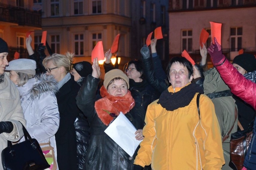 Ta czerwona kartka symbolizuje protest wobec polityki rządu...