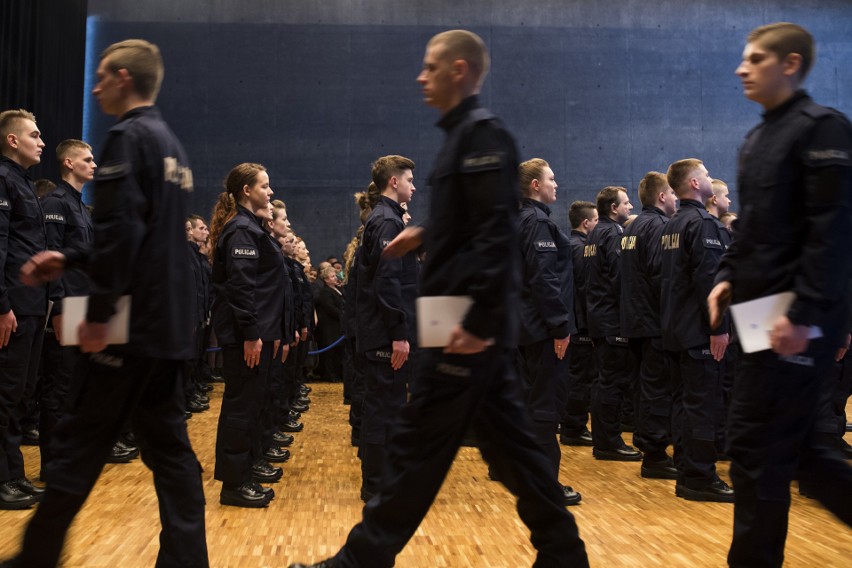 Nowi policjanci będą pracować w Małopolsce. Odbyło się uroczyste ślubowanie