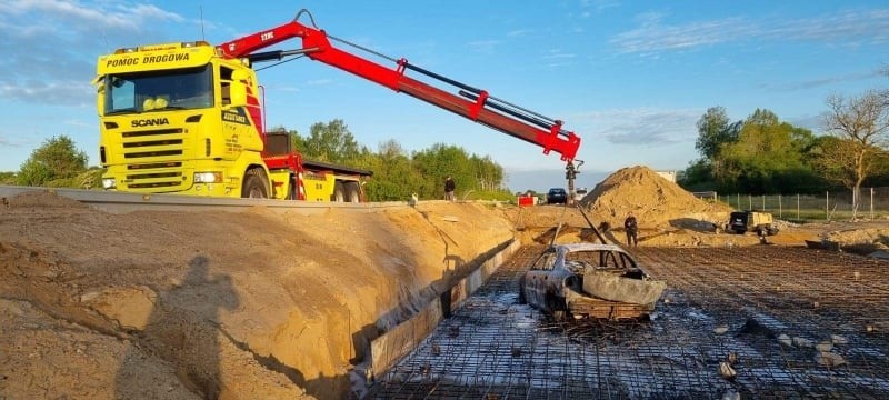 Wjechał lanosem na budowę S6. Samochód stanął w płomieniach